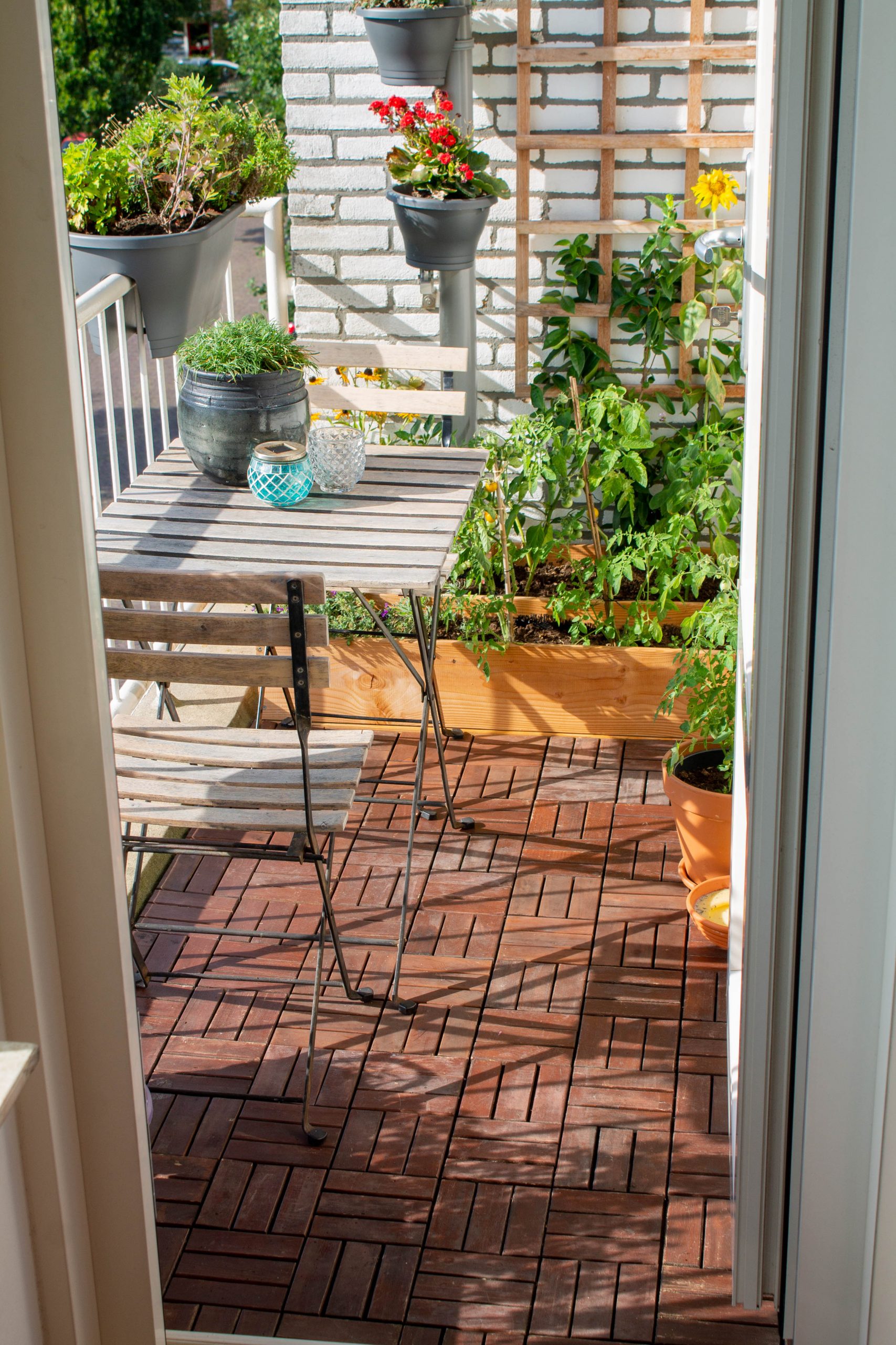 Een vlonder leggen je balkon met houten tegels - Plantleven