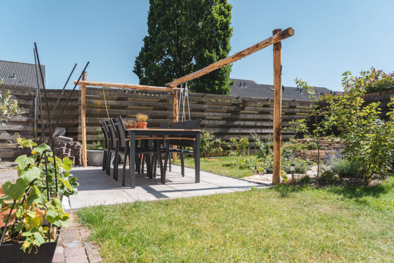 Zelf een pergola van kastanjehout maken