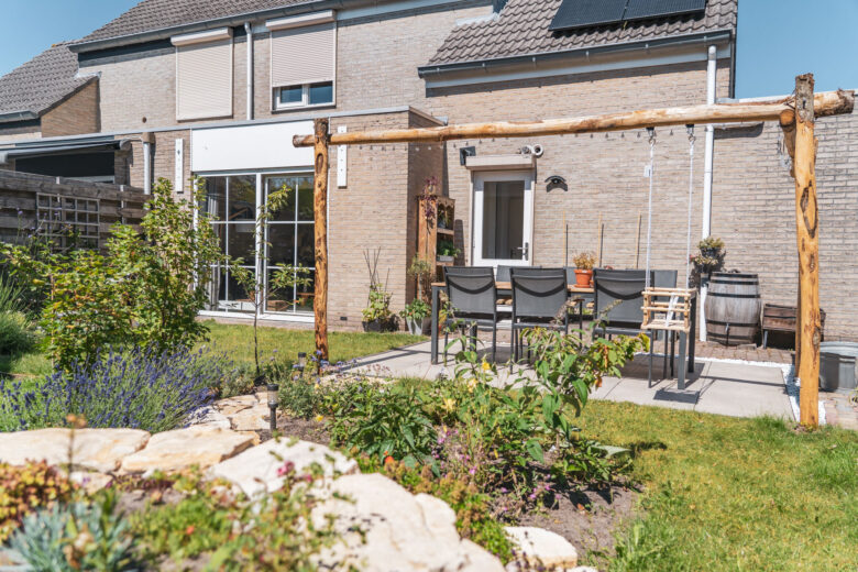 Zelf een pergola van kastanjehout maken