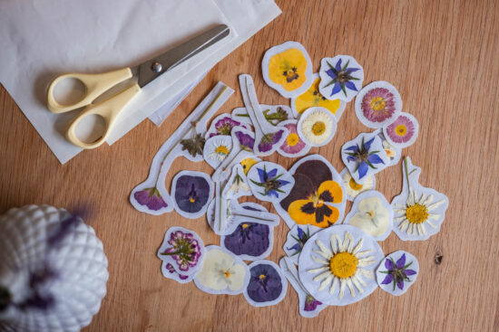 Zelfgemaakte bloemenstickers op tafel